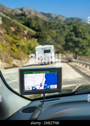 SAT NAV Highway One con RV bianco in un tour di vacanza navigazione satellitare schermo di visualizzazione della costa Cabrillo HWY i Monterey Pacific Ocean California Foto Stock