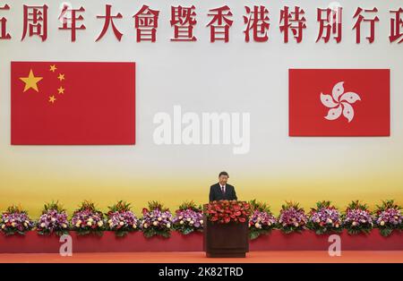 Il presidente cinese Xi Jinping fa le sue osservazioni in un incontro che celebra il 25th° anniversario del ritorno di Hong Kong nella patria e la cerimonia inaugurale del sesto governo della Regione amministrativa speciale di Hong Kong, a Hong Kong, Cina meridionale, luglio 1; 2012.01JUL22 SCMP / FELIX WONG **NON PER USO PUBBLICITARIO** Foto Stock