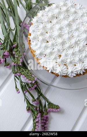 dettagli di appetitose torte al cioccolato fatte in casa, pasticceria e pasticceria in studio su un tavolo Foto Stock