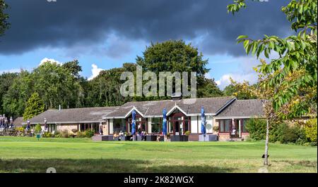 Tidworth Garrison Golf Club, Bulford Road, Tidworth, Wiltshire, Inghilterra, Regno Unito - vista di clubhouse e pratica verde. Foto Stock