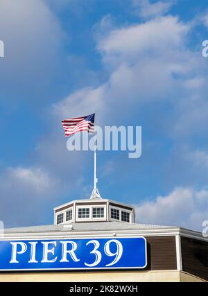 Il Pier 39 è un centro commerciale e gastronomico, una popolare attrazione turistica, costruito su un molo vicino all'Embarcadero a San Francisco, California. STATI UNITI Foto Stock