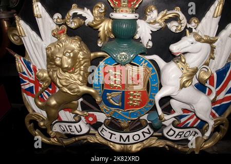 Royal Standard (stemma) sul lato del Royal Train (museo), Windsor Station, Windsor, Berkshire, Regno Unito. Replica in scala completa del motore 'la Regina'. Foto Stock