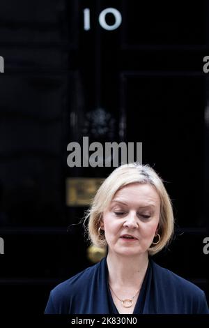 Londra, Regno Unito -20/10/2022. Il primo ministro britannico Liz Truss ha dimissioni dal suo incarico di PM e leader del partito conservatore mentre parla Foto Stock