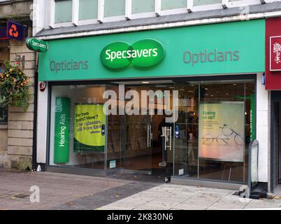 Negozi e ristoranti nel centro di Cardiff. Specsaver opticians immagine di Richard Williams Foto Stock