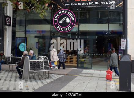 Negozi e ristoranti nel centro della città. Negozio HMV sulla Queen Street Cardiff immagine di Richard Williams Foto Stock