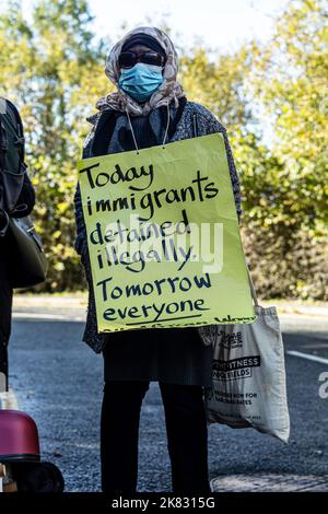 No a Hassockfield è una campagna istituita all'inizio del 2021 per lottare per la chiusura del nuovo Centro di rimozione dell'immigrazione (IRC) per le donne nella contea di Durham. Originariamente conosciuto come Hassockfield, ora è stato rinominato Derwentside. Sostituisce Yarl’s Wood come principale IRC per le donne nel Regno Unito. Il sabato 3rd di ogni mese alle ore 12pm si svolge una manifestazione sul sito per mostrare solidarietà alle donne detenute facendo rumore, suonando musica, urlando canti e condividendo discorsi. Regno Unito. Foto Stock