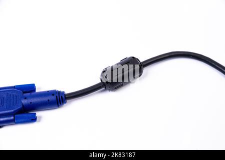 Primo piano di un induttore a cordone di ferrite. Un elemento elettrico che sopprime il rumore elettronico ad alta frequenza nei circuiti elettronici. Su bianco isolato Foto Stock