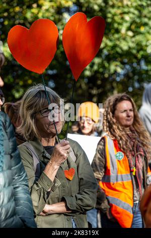 No a Hassockfield è una campagna istituita all'inizio del 2021 per lottare per la chiusura del nuovo Centro di rimozione dell'immigrazione (IRC) per le donne nella contea di Durham. Originariamente conosciuto come Hassockfield, ora è stato rinominato Derwentside. Sostituisce Yarl’s Wood come principale IRC per le donne nel Regno Unito. Il sabato 3rd di ogni mese alle ore 12pm si svolge una manifestazione sul sito per mostrare solidarietà alle donne detenute facendo rumore, suonando musica, urlando canti e condividendo discorsi. Regno Unito. Foto Stock