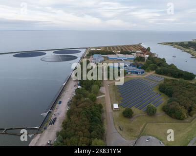 Pannelli solari girevoli galleggianti. Sistema solare di generazione di energia sostenibile su larga scala. Verde estrazione di energia elettrica dal sole su Foto Stock