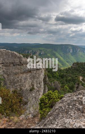 La città di pietre, all'interno del Parco Naturale Regionale dei Grands Causses, sito naturale elencato con gole Dourbie in fondo. Aveyron, Cévennes, Francia. Foto Stock