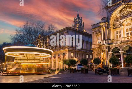 Una sera Place de l'Horloge e il suo allegro giro, ad Avignone, Provenza, Francia Foto Stock