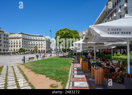 Caffè in Piazza Aristotelous (Plateia Aristotelous) nel centro storico, Salonicco, Macedonia, Grecia Foto Stock