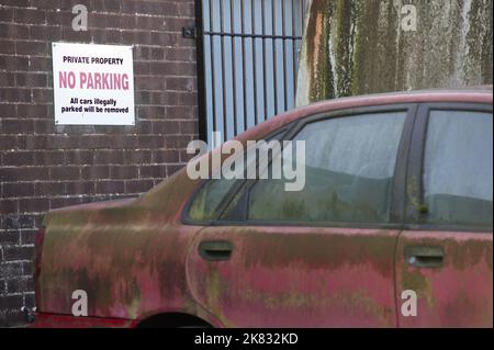 Non lasciare alcun cartello di parcheggio all'ingresso dell'edificio Foto Stock