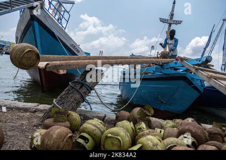 Kendari, Indonesia. 20th Ott 2022. I lavoratori che scaricano le bombole di GPL vuote da 3 kg devono essere sostituite con bombole ricaricate da distribuire per nave da Kendari alle isole Konawe. PT Pertamina Patra Niaga Sulawesi ha osservato che nel periodo gennaio-settembre 2022, la fornitura di tre chilogrammi di GPL alla Regency delle Isole Konawe nel Sulawesi sudorientale ha raggiunto le 954,24 tonnellate metriche. (Foto di Andry Denisah / SOPA Images/Sipa USA) Credit: Sipa USA/Alamy Live News Foto Stock