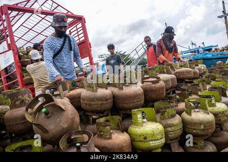 Kendari, Indonesia. 20th Ott 2022. I lavoratori compilano 3 kg di GPL prima di essere spediti per nave da Kendari alle Isole Konawe. PT Pertamina Patra Niaga Sulawesi ha osservato che nel periodo gennaio-settembre 2022, la fornitura di tre chilogrammi di GPL alla Regency delle Isole Konawe nel Sulawesi sudorientale ha raggiunto le 954,24 tonnellate metriche. (Foto di Andry Denisah / SOPA Images/Sipa USA) Credit: Sipa USA/Alamy Live News Foto Stock