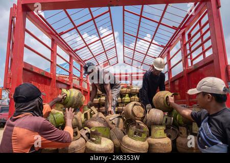 Kendari, Indonesia. 20th Ott 2022. 20 ottobre 2022, Kendari, Indonesia: I lavoratori scaricano 3 kg di GPL da un'auto di carico prima di essere distribuita per nave da Kendari all'arcipelago di Konawe. PT Pertamina Patra Niaga Sulawesi ha osservato che nel periodo gennaio-settembre 2022, la fornitura di tre chilogrammi di GPL alla Regency delle Isole Konawe nel Sulawesi sudorientale ha raggiunto le 954,24 tonnellate metriche. (Credit Image: © Andry Denisah/SOPA Images via ZUMA Press Wire) Credit: ZUMA Press, Inc./Alamy Live News Foto Stock