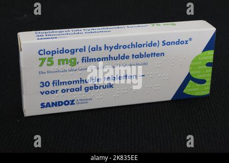 Foto della confezione di compresse di clopidogrel (un farmaco antipiastrinico, fluidificante del sangue) prodotta da Sandoz, una divisione Novartis; con testo in braille Foto Stock