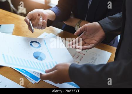 Un revisore ha una penna che indica i documenti per esaminare i bilanci e le frodi finanziarie. Foto Stock