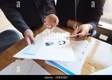 Un revisore ha una penna che indica i documenti per esaminare i bilanci e le frodi finanziarie. Foto Stock