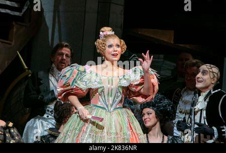 Center: Ekaterina Lekhina (Olympia) a destra: Graham Clark (Cochenille) in LES CONTES D'HOFFMANN alla Royal Opera, Covent Garden, Londra WC2 25/11/2008 musica: Jacques Offenbach libretto: Jules Barbier Direttore: Antonio Pappano scenografia: William Dudley Costumi: Maria Bjornson illuminazione: David Herzsey movimento: William Schlesan o John Hobbs combatterà: John Schlessey Foto Stock