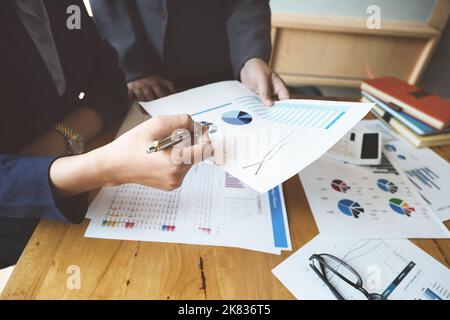 Un revisore ha una penna che indica i documenti per esaminare i bilanci e le frodi finanziarie. Foto Stock