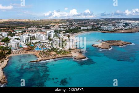 Veduta aerea di Nissi Beach, Ayia Napa, Cipro. Foto Stock