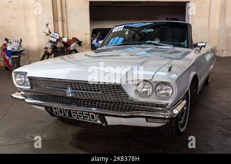 1966 Ford Thunderbird ‘HDV 655D’ all’Historics Classic & Sportscar Auctioneers tenutosi il 24th settembre 2022 presso il Bicester Heritage Centre Foto Stock