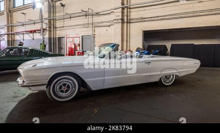 1966 Ford Thunderbird ‘HDV 655D’ all’Historics Classic & Sportscar Auctioneers tenutosi il 24th settembre 2022 presso il Bicester Heritage Centre Foto Stock