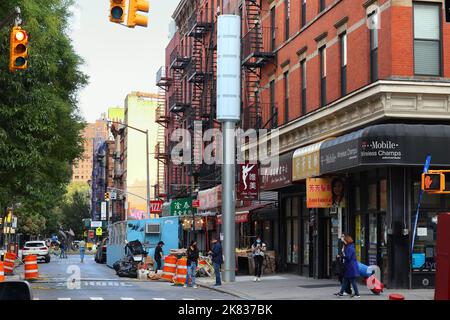 Un chiosco WiFi LinkNYC Link5G 5G a Manhattan Chinatown, New York. I giganteschi smartpoli da 32 piedi sostituiscono i vecchi chioschi wifi LinkNYC 4G sotto un ... Foto Stock