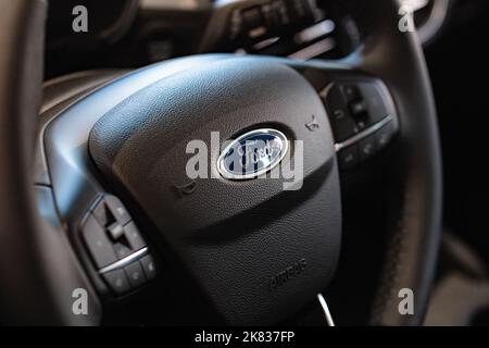 Lviv, Ucraina - 17 ottobre 2022: Primo piano del logo Ford sul volante Foto Stock