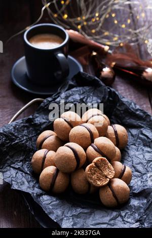 I baci di Lady, i tradizionali biscotti alla noce italiana con farcitura di caffè e cioccolato. Foto Stock