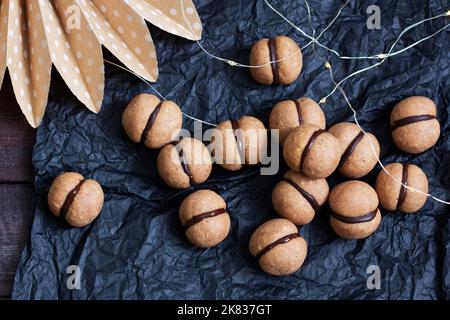 I baci di Lady, i tradizionali biscotti alla noce italiana con farcitura di caffè e cioccolato. Foto Stock