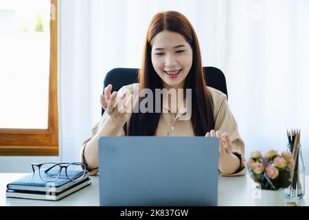 Conversazione, insegnamento on-line, spiegazione, riunione, insegnanti asiatici stanno insegnando libri utilizzando i computer per insegnare agli studenti lezioni on-line nell'era di Foto Stock