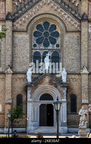 La porta della Chiesa Cattolica - edificio storico situato nella zona centrale l'8 settembre 2017 a Timisoara. Foto Stock