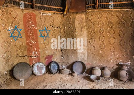 WOLLEKA, ETIOPIA - 14 MARZO 2019: Interno di una sinagoga nel villaggio di Wolleka, Etiopia. Foto Stock