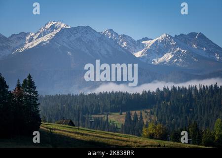 Panorama dei Monti Tatra dal punto di vista di Bukowina Tatrzanska. Foto Stock