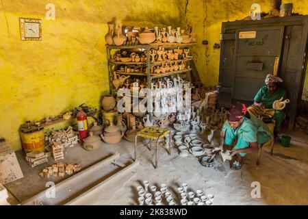 WOLLEKA, ETIOPIA - 14 MARZO 2019: Ploughshare laboratorio di ceramica femminile nel villaggio di Wolleka, Etiopia. Foto Stock