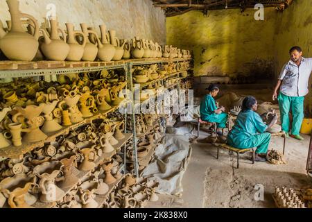 WOLLEKA, ETIOPIA - 14 MARZO 2019: Ploughshare laboratorio di ceramica femminile nel villaggio di Wolleka, Etiopia. Foto Stock