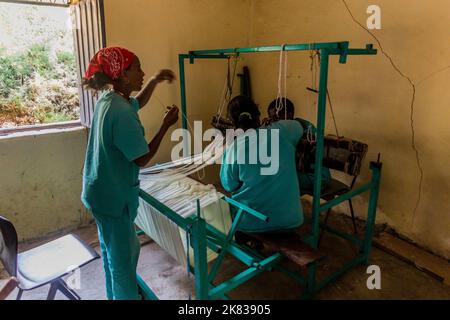 WOLLEKA, ETIOPIA - 14 MARZO 2019: Tessitori a Ploughshare laboratorio femminile nel villaggio di Wolleka, Etiopia. Foto Stock