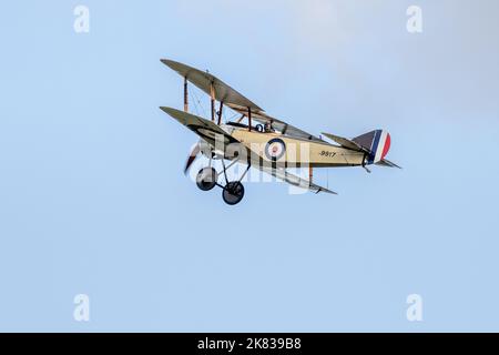 1916 Sopwith Pup ‘G-EBKY’ sorse in volo al Race Day Airshow tenutosi a Shuttleworth il 2nd ottobre 2022 Foto Stock