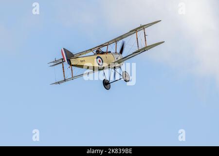 1916 Sopwith Pup ‘G-EBKY’ sorse in volo al Race Day Airshow tenutosi a Shuttleworth il 2nd ottobre 2022 Foto Stock