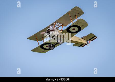 1916 Sopwith Pup ‘G-EBKY’ sorse in volo al Race Day Airshow tenutosi a Shuttleworth il 2nd ottobre 2022 Foto Stock