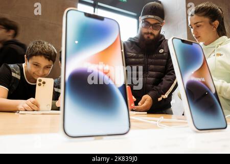 Parigi, Francia - 22 settembre 2022: Nuovi e moderni clienti iPhone 14 Pro e 14 Plus in background ispezionando l'ultimo smartphne di Apple Computers Foto Stock