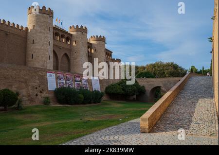 L'Aljaferia Palace è un palazzo medievale fortificato costruito durante la seconda metà del 11th ° secolo nella Taifa di Saragozza in al-Andalus, presente d Foto Stock