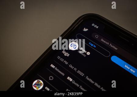Il tweet di meta Platform "Legs" sul sito Web di Twitter su un iPhone. Meta ha annunciato ufficialmente che le gambe per avatar in Horizon Worlds sono in arrivo Foto Stock