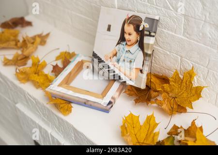 Stampe su tela. Foto stampata su tela con fasciatura galleria su barra di barella. Foto diverse accatastate sul divano. Fotografia colorata Foto Stock