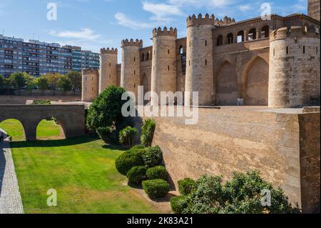 L'Aljaferia Palace è un palazzo medievale fortificato costruito durante la seconda metà del 11th ° secolo nella Taifa di Saragozza in al-Andalus, presente d Foto Stock