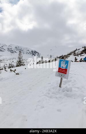 Bellissimo paesaggio sui Monti Tatra . Polonia . Informazioni bordo sul sentiero per i turisti. Foto Stock