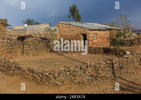 Case di pietra del villaggio di Megab, regione di Tigray, Etiopia Foto Stock