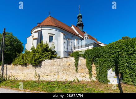 Pinczow, Polonia - 15 luglio 2022: Santuario di Santa Maria di Mirow e monastero francescano nel quartiere storico della città vecchia di Pinczow Foto Stock